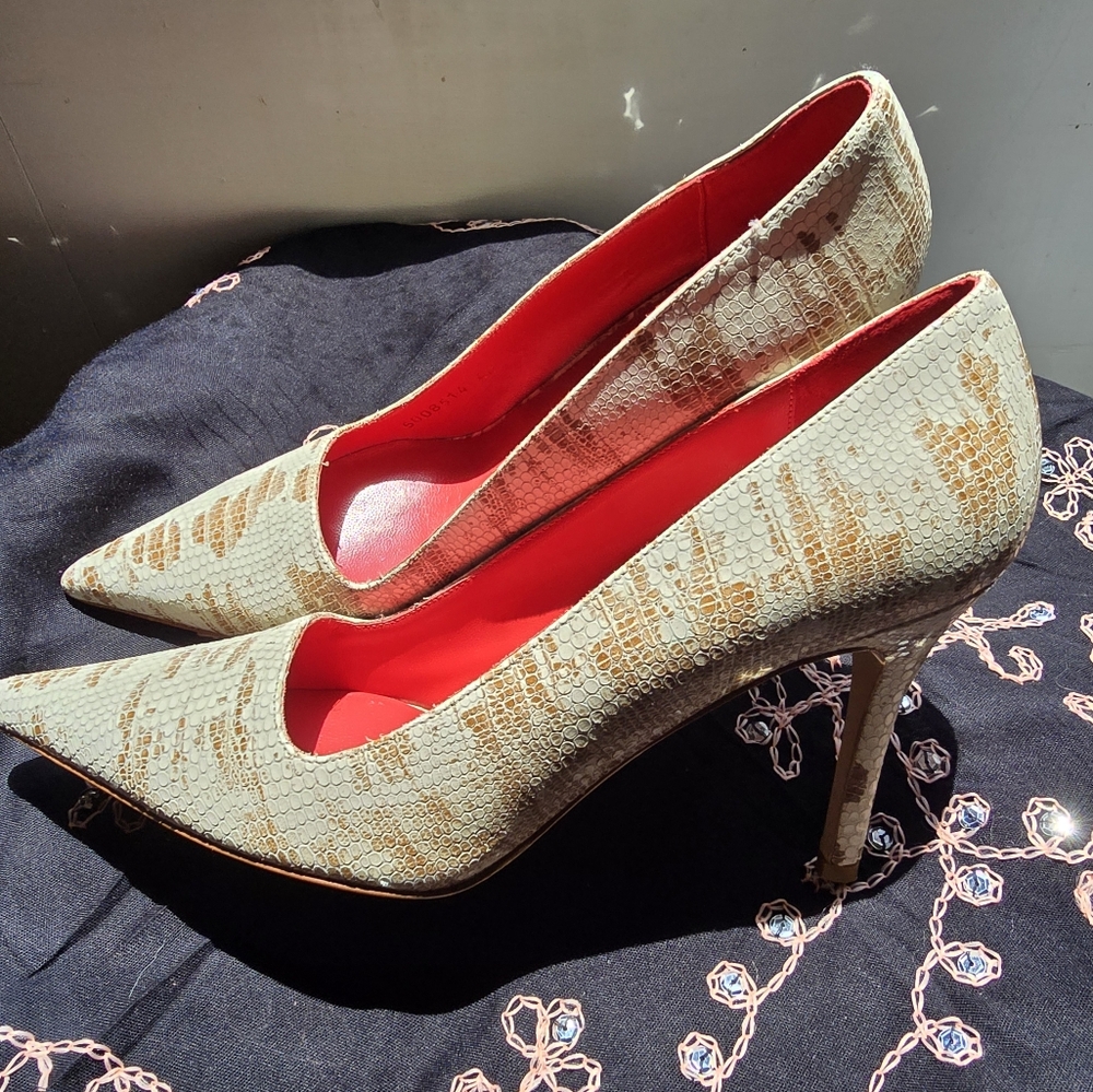 Escada Cream and Tan Heels with Textured Pointed Toe - Picture 4 of 13